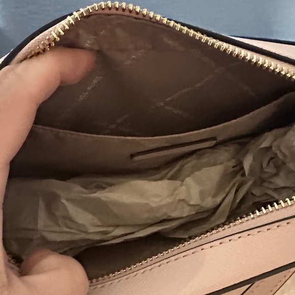 NWT Michael Kors Blush Crossbody Bag with Gold Accents - Picture 4 of 5